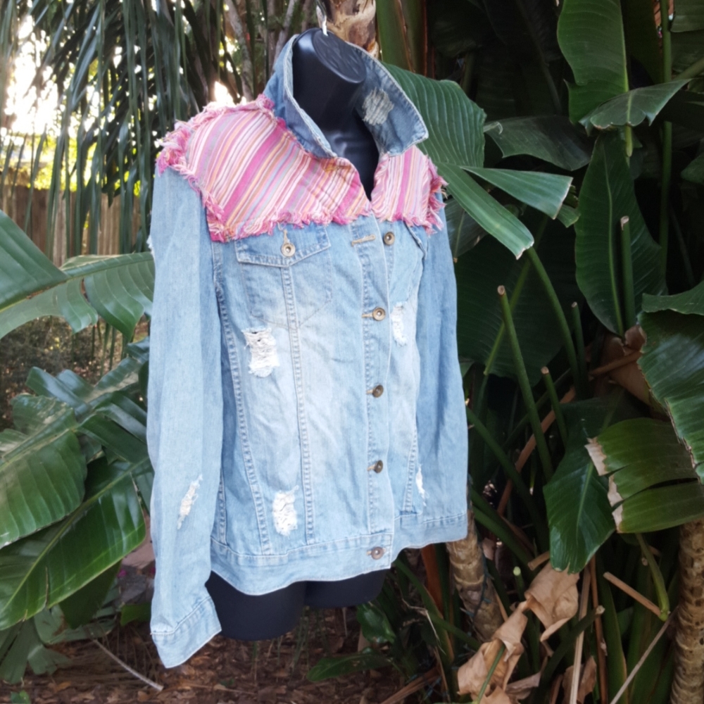 Jean jacket with pink appliqué